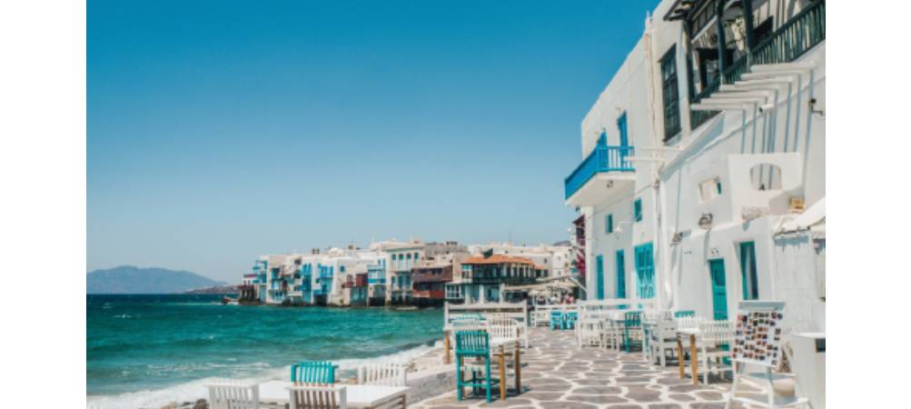 Os 5 melhores restaurantes e beach clubs de Mykonos, na Grécia Visitar Mykonos é viver experiências únicas de gastronomia, música, praia e sofisticação. A ilha grega é famosa por seus beach clubs, restaurantes de luxo e vistas deslumbrantes do mar Egeu. Separamos os 5 melhores restaurantes e espaços de Mykonos que unem boa comida, atmosfera vibrante e cenários inesquecíveis.